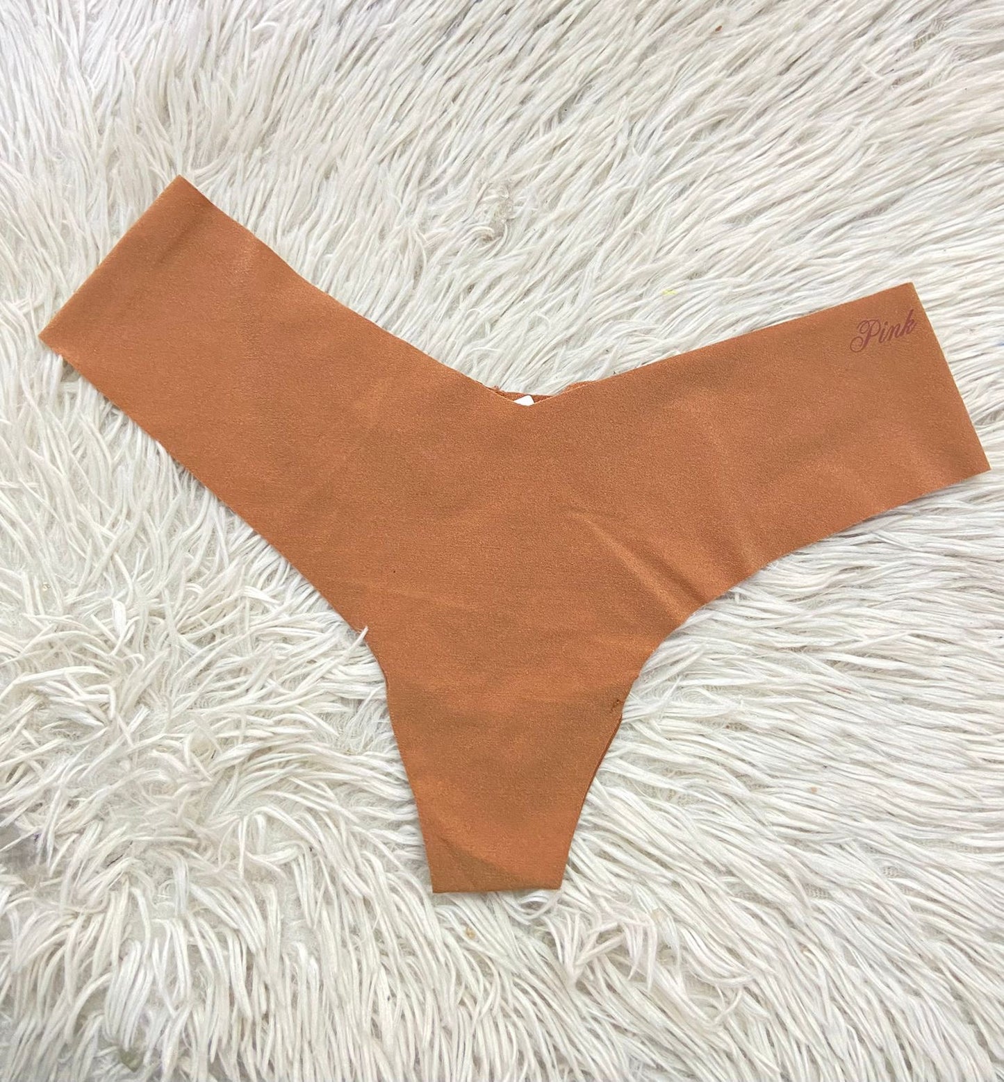 Panti PINK original, color caramelo con letras PINK a lado, tanga.