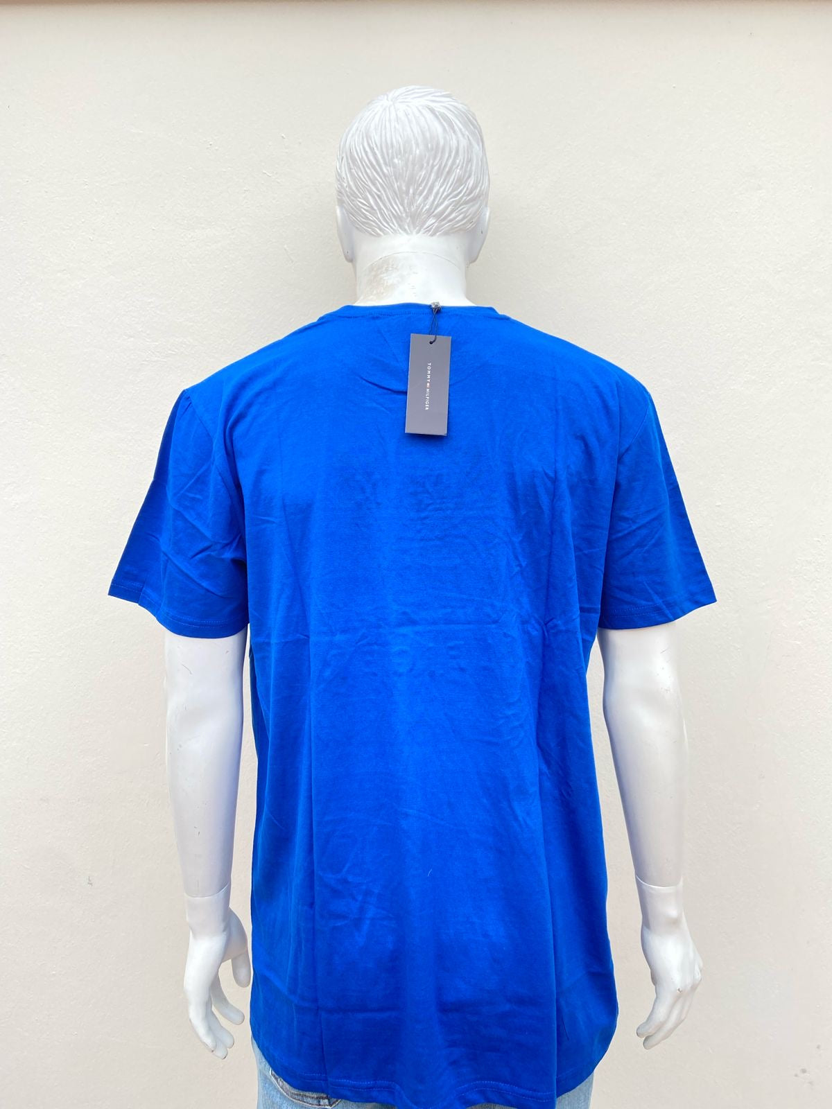 T-shirt Tommy Hilfiger original, azul con letras de la marca en la parte delantera.