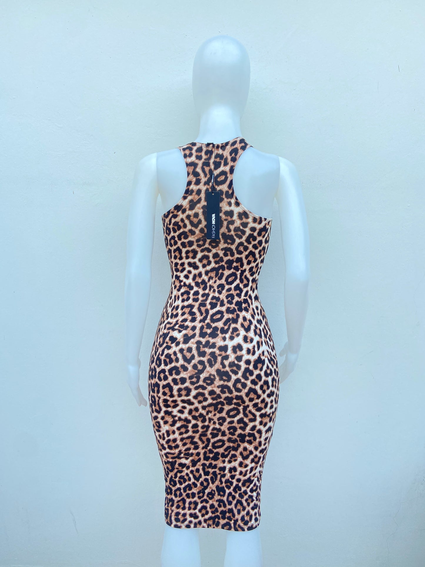 Vestido Fashion Nova original marrón con estampado de animal print.