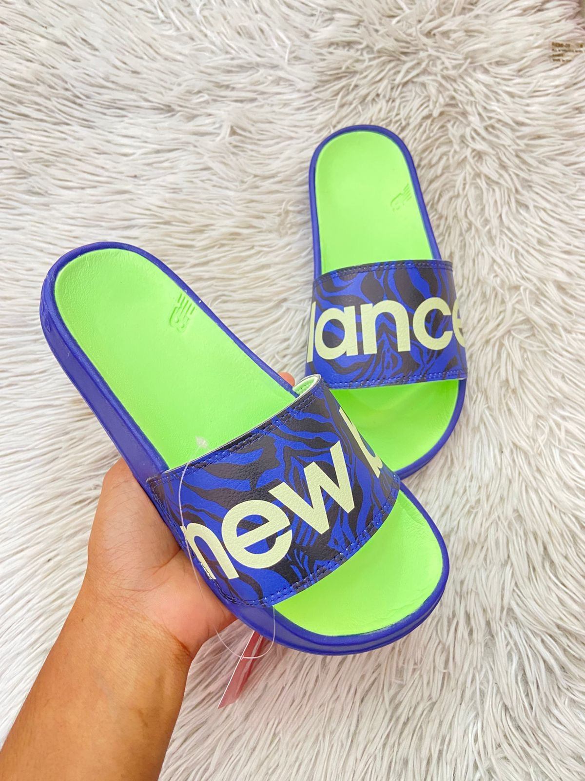 Sandalias NEW BALANCE original azul marino con verde neón y letras de la marca en frente.