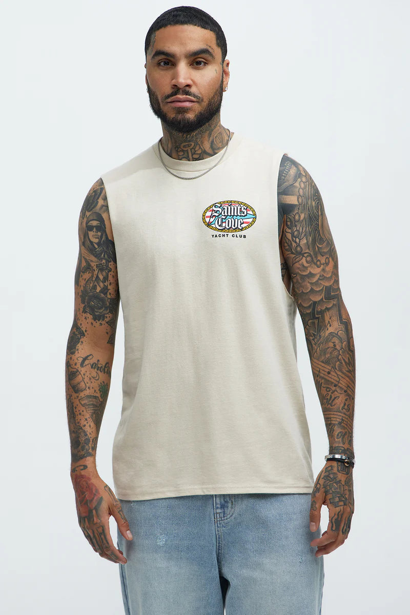 Franela en color crema (beige) con estampado atras, letras y numeros en color negro. saints cove yacht club 1(800) sts-cove.