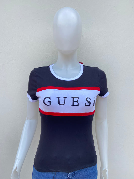 T-shirt GUESS original, negro con banda GUESS en frente y rayas blanca y roja.