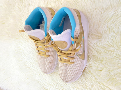 Tenis NIKE original blanco con dorado y azul y detalles de cuadros, altos.