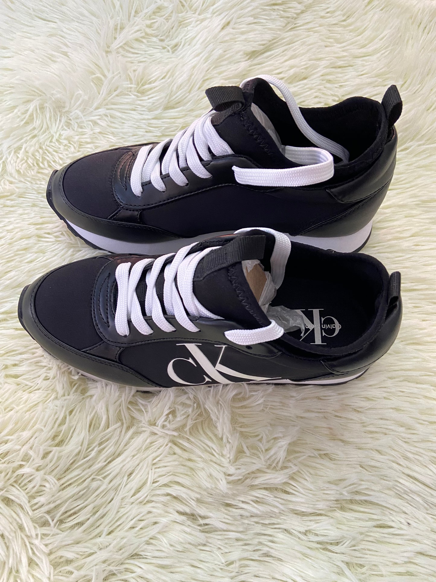 Tenis CLAVIN KLEIN original, negro con suela en color blanco y letras CK en  los lados.