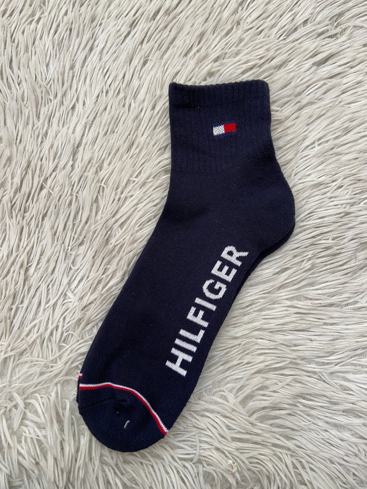 Medias Tommy Hilfiger original azul marino con letras HILFIGER en blanco.