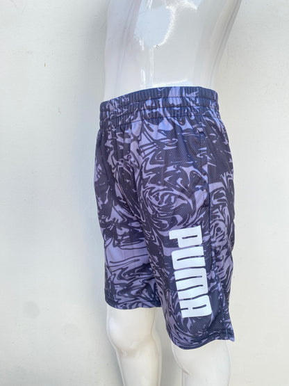 Bermuda niños Puma original, negra con gris, con letras de la marca en blanco.