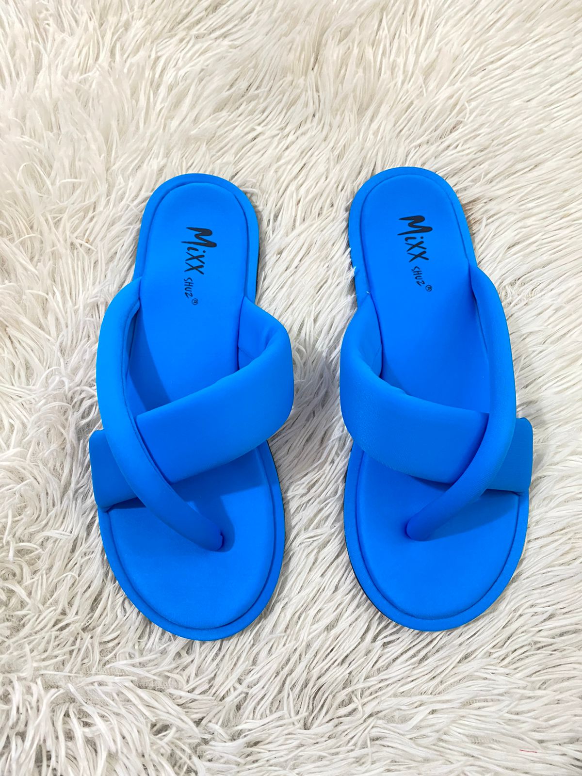 Sandalias MIXX original azul con correa cruzadas.