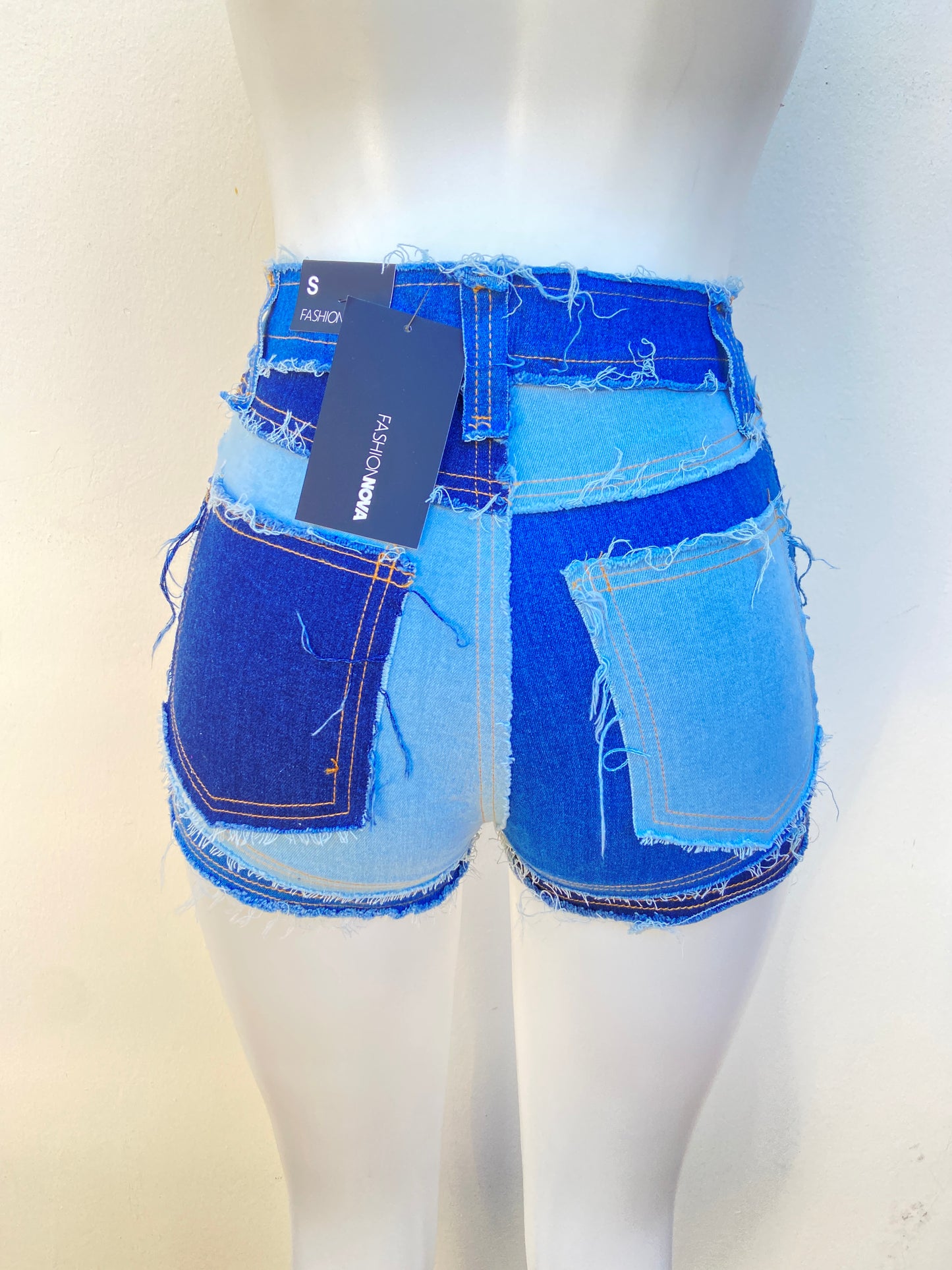 Short Fashion Nova original azul oscuro con estampado de otros jean en arriba.