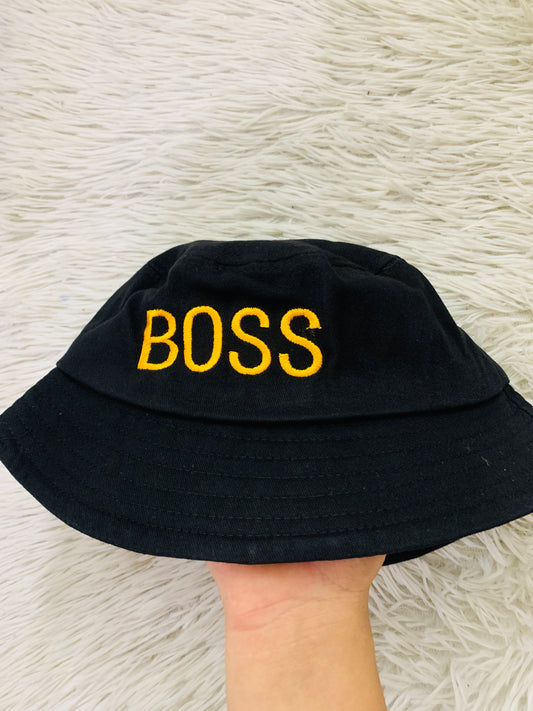 Gorro negro con logotipo BOSS en color dorado