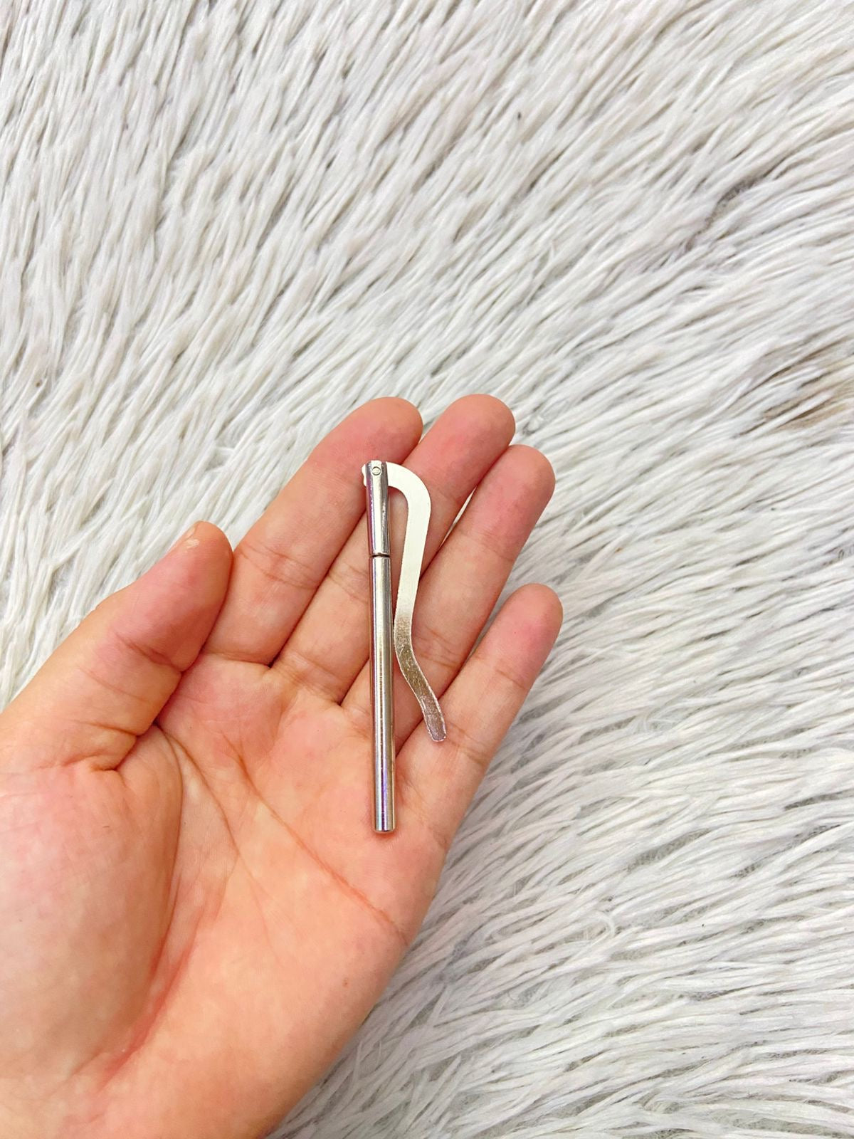 Billetera pequeña en color negra con clip para billetes, espacios para tarjetas y espacio transparente para cedula o licencia.