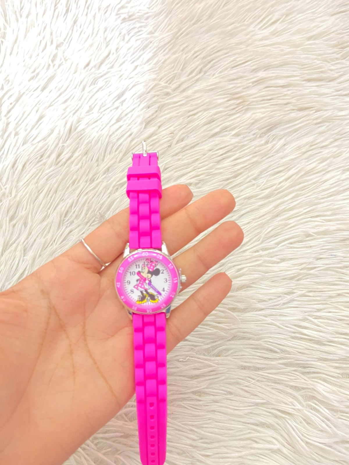 Reloj MINNIE en color rosado con imagen de minnie en el fondo