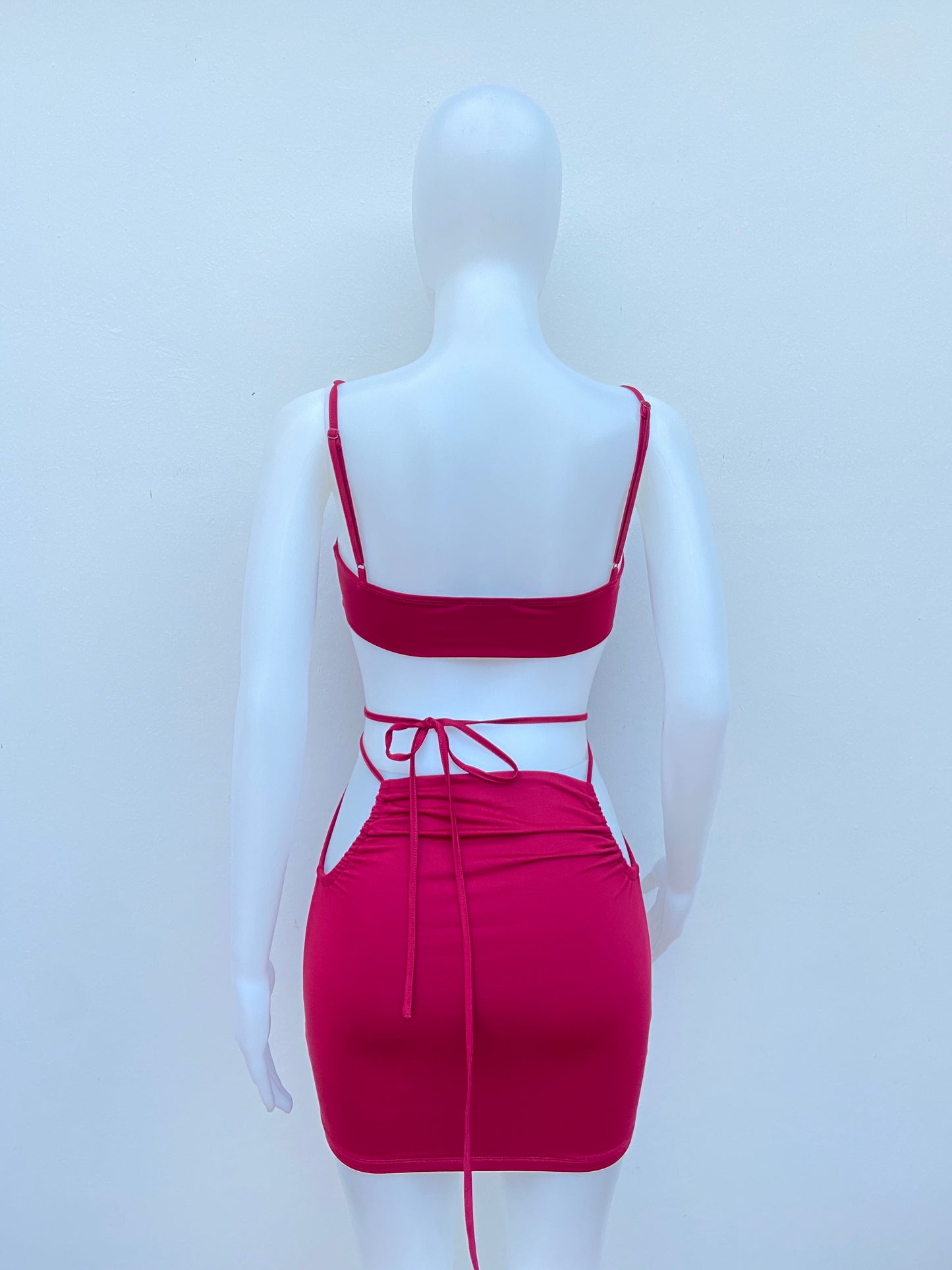 Vestido Fashion Nova original rojo vino, con lazos ajustables.