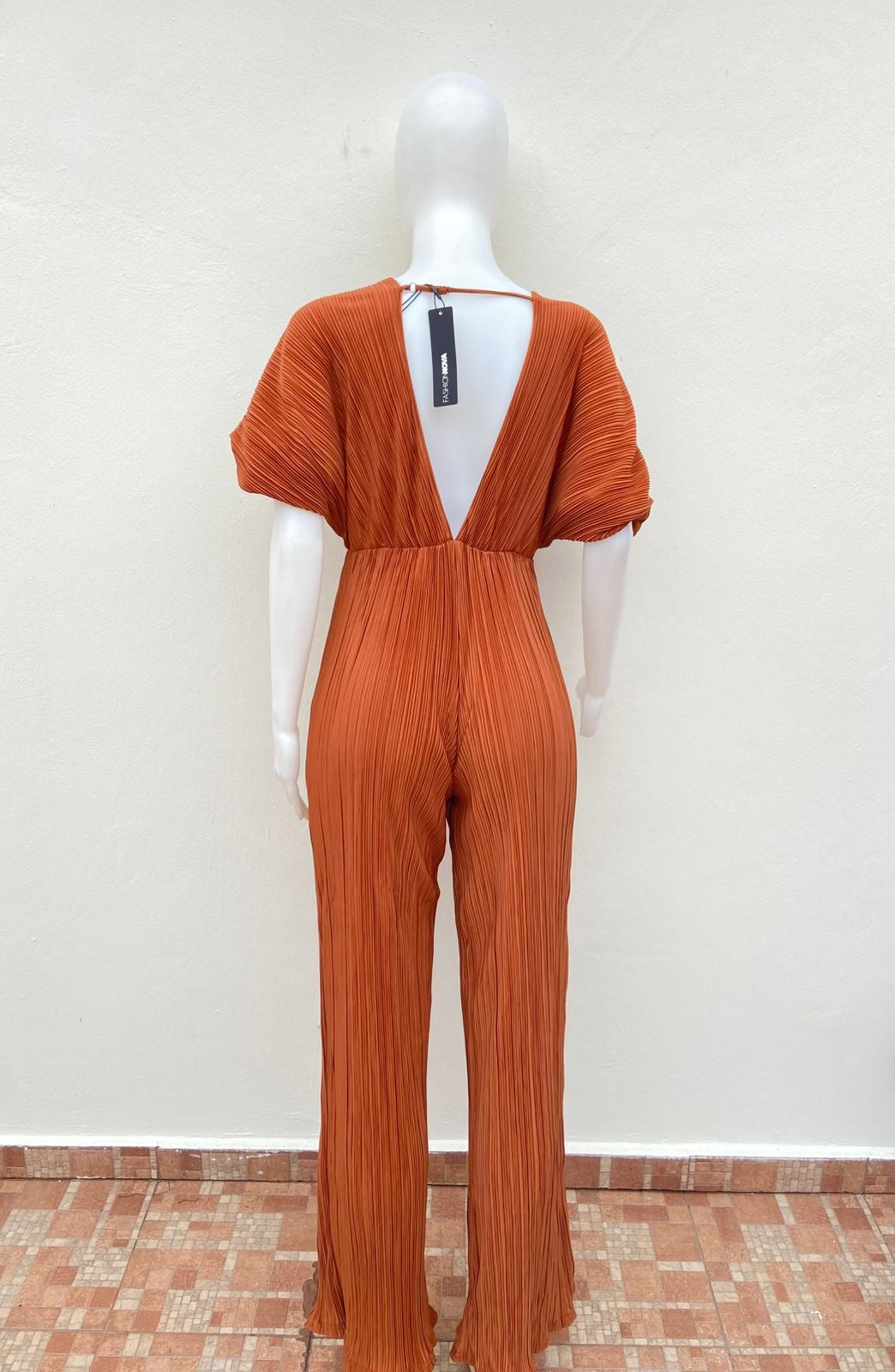 Enterizo/ Jumpsuit, color marrón/ caramelo ( cognac ), con escote en la parte trasera.