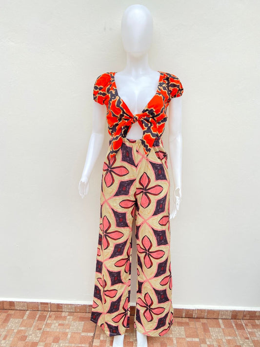 Enterizo, crema con naranja y estampado de flores en colores.