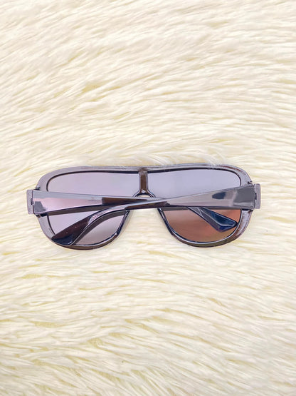 Lentes, plateados con montura en color negro y puntos plateados en las esquinas, con protección UV 100%.