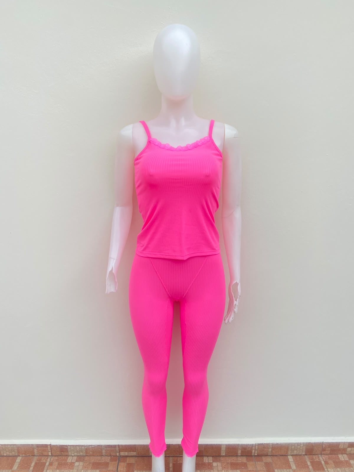 Conjunto en color rosado liso, franela y legging.
