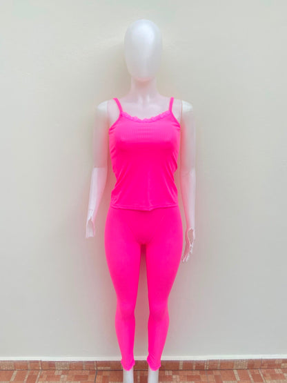 Conjunto en color rosado liso, franela y legging.