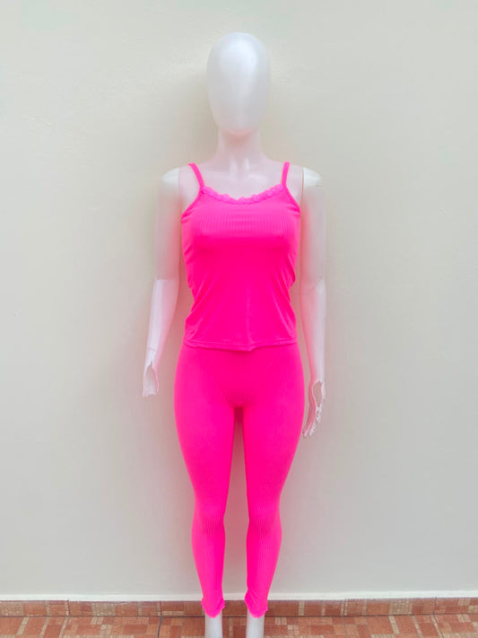 Conjunto en color rosado liso, franela y legging.