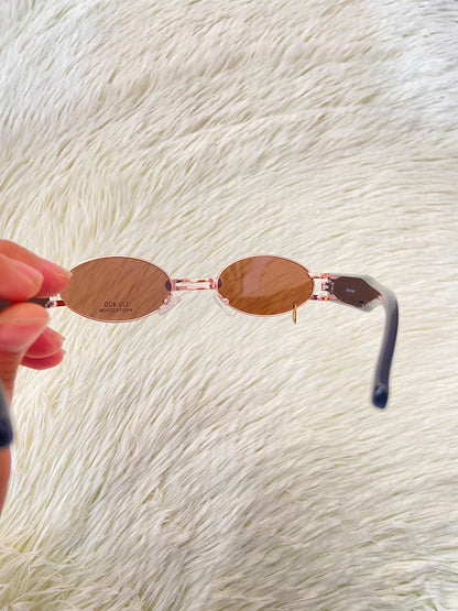 Lentes, negro con montura dorada, detalle de aro en un lente, estilo ovalado con protección UV 100-400