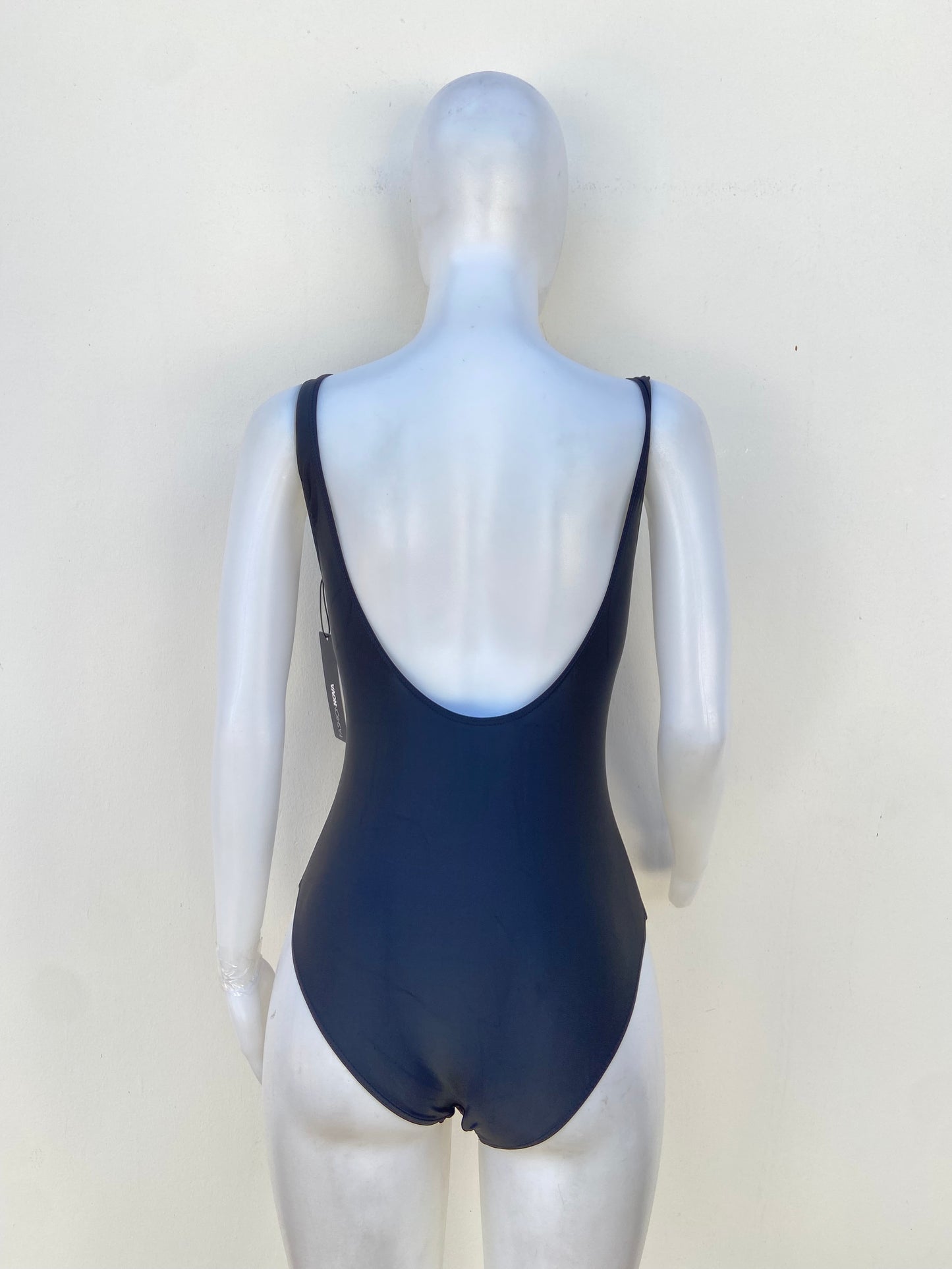 Biquini, negro con abierto en los lados y escote en la espalda.