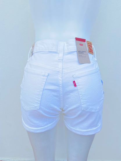 Short LEVI’S original blanco liso, con dobladillo en la parte inferior.