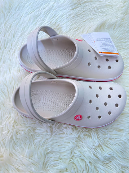Sandalias CROCS original, crema con líneas rosadas y blancas.