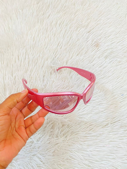 Lentes diseñados con protección UV 100-400 para proteger tu visión. Rosado metálico con micas claras.