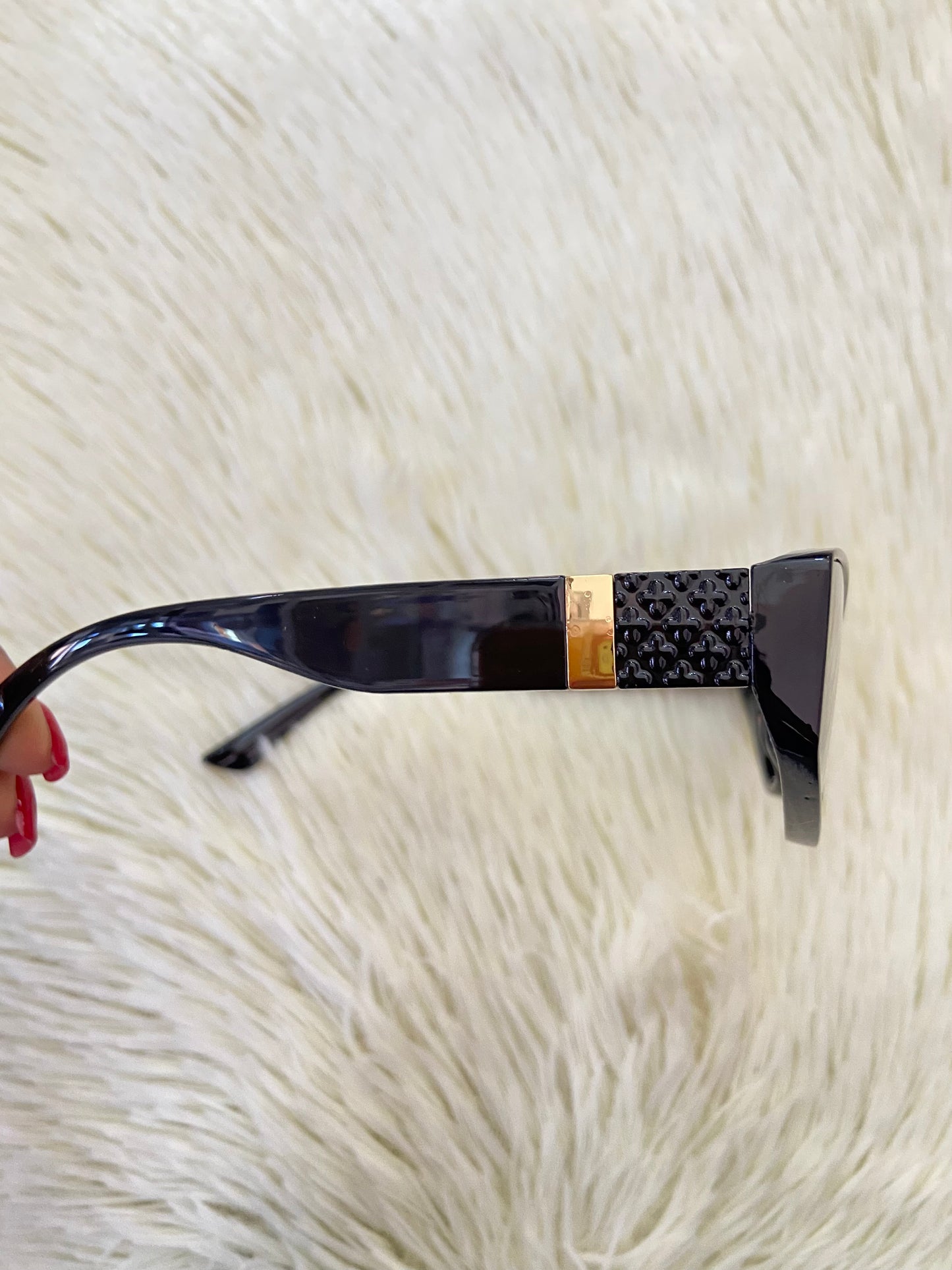 Lentes, negros pequeños estilo gato, con detalles en dorado, con protección UV 100-400.