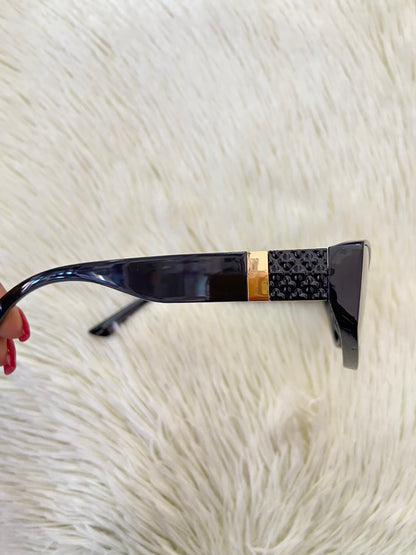 Lentes, negros pequeños estilo gato, con detalles en dorado, con protección UV 100-400.