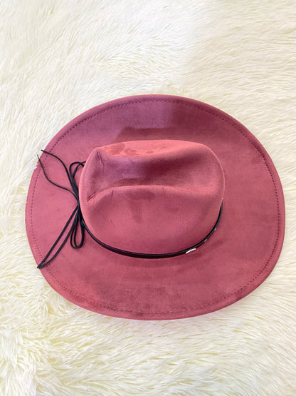 Sombrero, color rojo vino con lazo negro con detalles plateados.