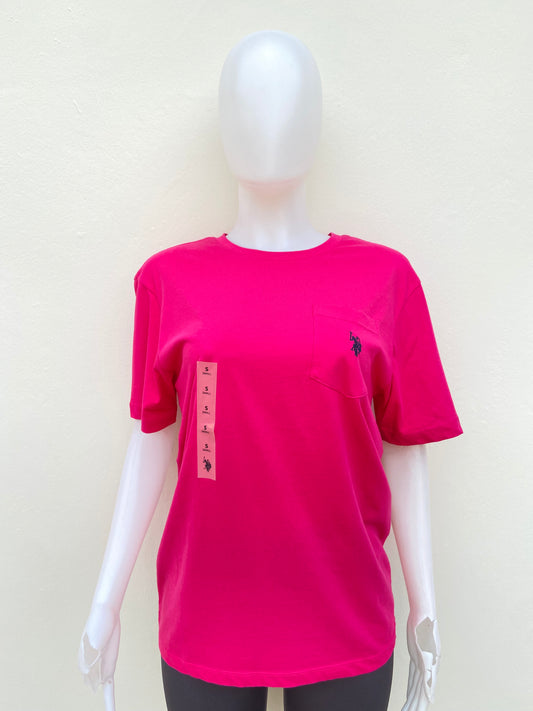 T-shirt U.S Polo original rosado fuscia con logotipo de la marca en azul.