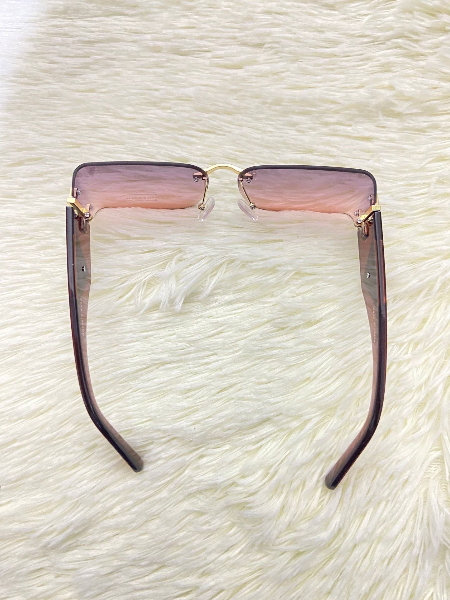 Lentes, morado oscuro con montura marron y detalles dorado,cuadrados pequeños,100 % Polycarbonate y protección UV.