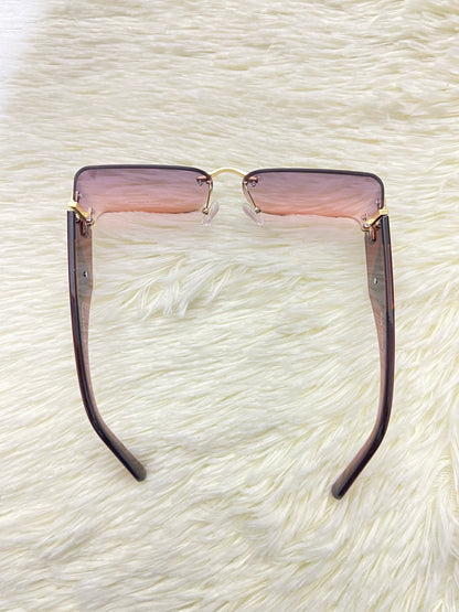 Lentes, morado oscuro con montura marron y detalles dorado,cuadrados pequeños,100 % Polycarbonate y protección UV.