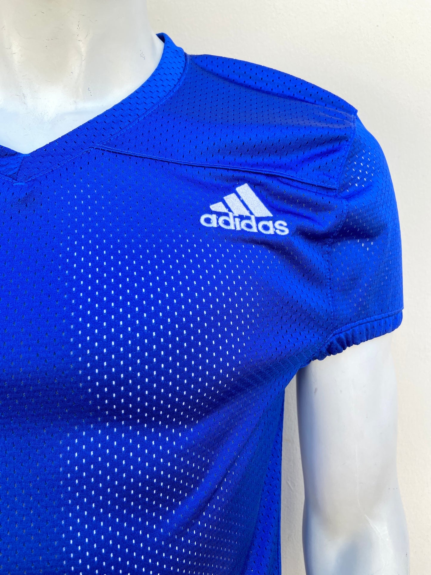 T-shirt Adidas original azul rey con mangas abucheadas,con logotipo de la marca a lado en blanco.