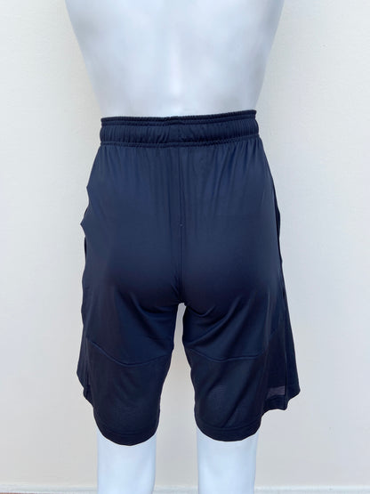 Bermuda Deportiva Under Armour original negra con letras de la marca en azul.