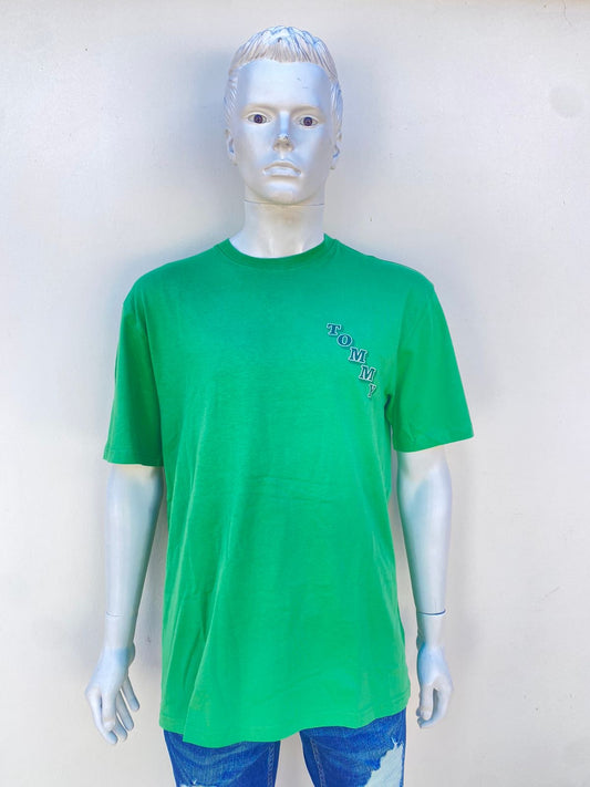 T-shirt Tommy Hilfiger original verde con letras TOMMY en la parte trasera.