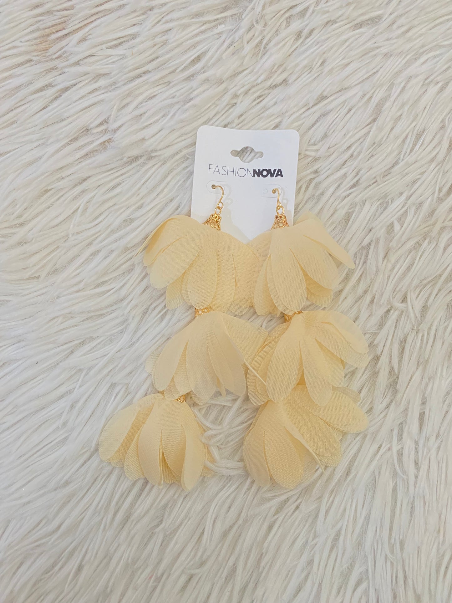 Aretes Fashion Nova original, crema con diseño de rosas colgando.