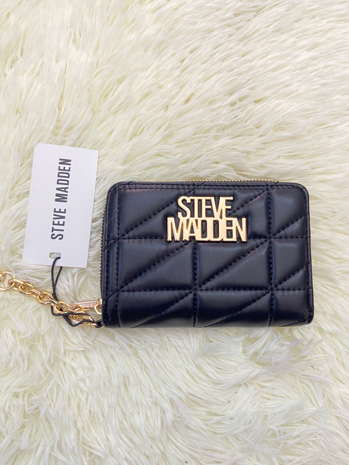 Monedero Cartera STEVE MADDEN original negro con placa de la marca en dorado y varios compartimentos.