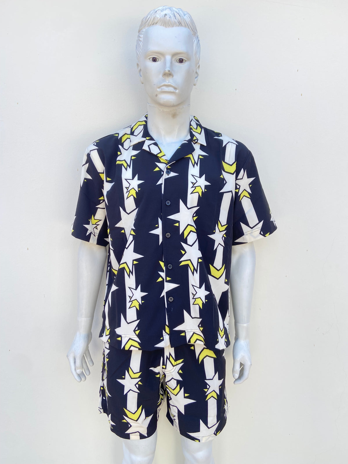 Conjunto, negro con estampado de estrellas en color blanco y amarillo.
