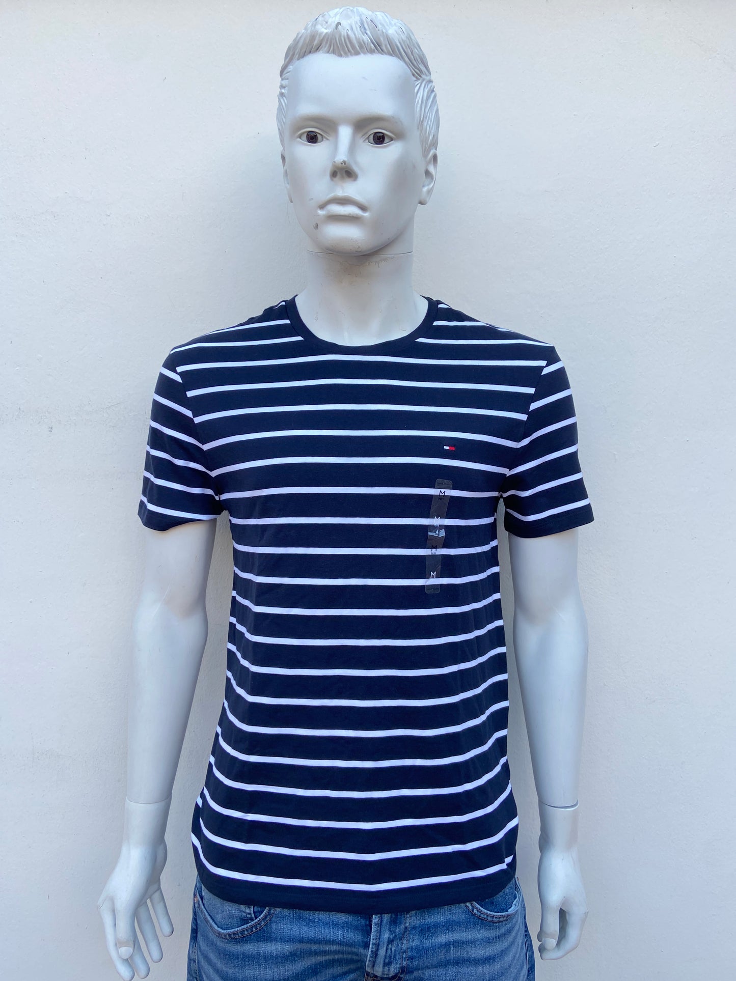 T-shirt Tommy Hilfiger original azul marino con rayas en color blanco.