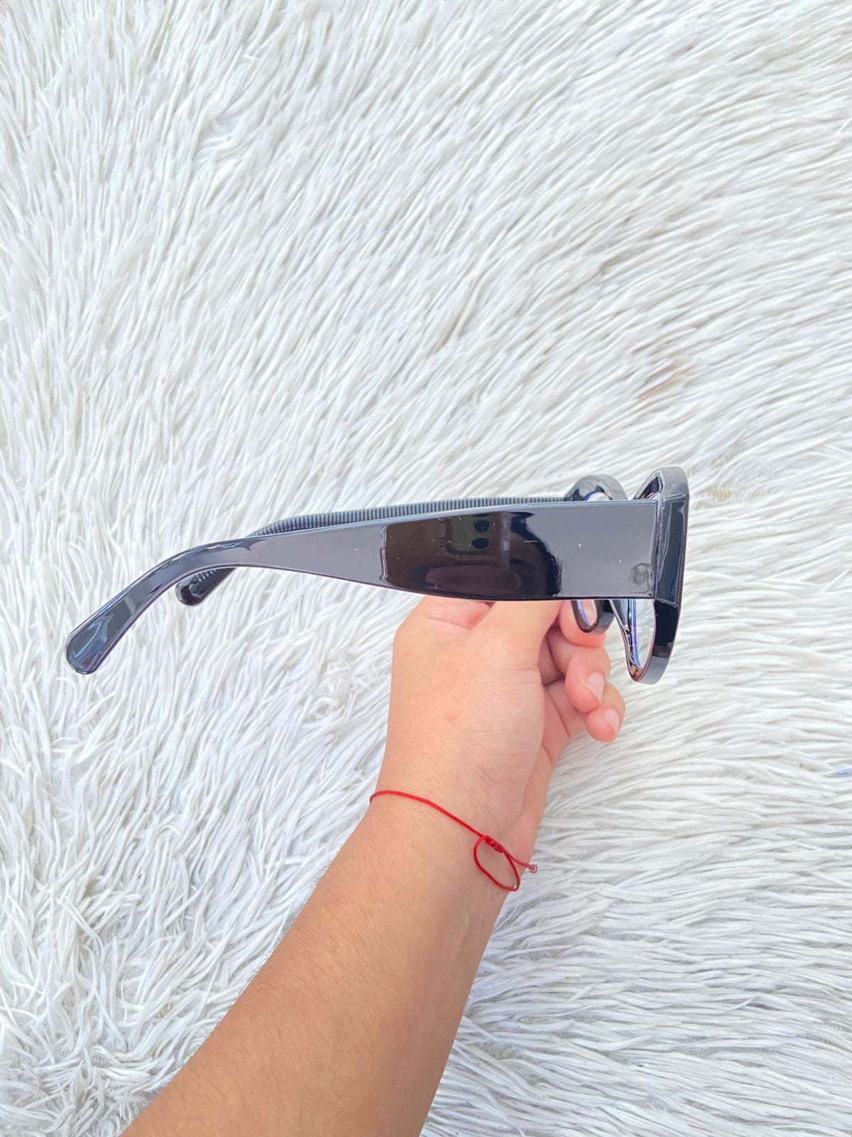 Lentes, negro, curvos estilo ojo  de gato, con micas transparentes azulados.