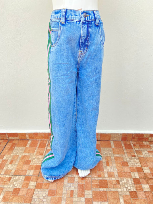 Pantalon jean en color azul claro con lineas de color verde y rosado en los lados, super ancho abajo.