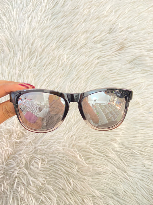 Lentes, negro con micas en color gris y montura degradada.
