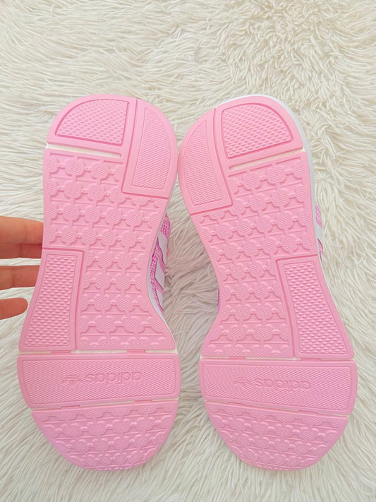 Tenis Adidas original rosado con blanco y logotipo de la marca en frente y líneas blancas en los costados.