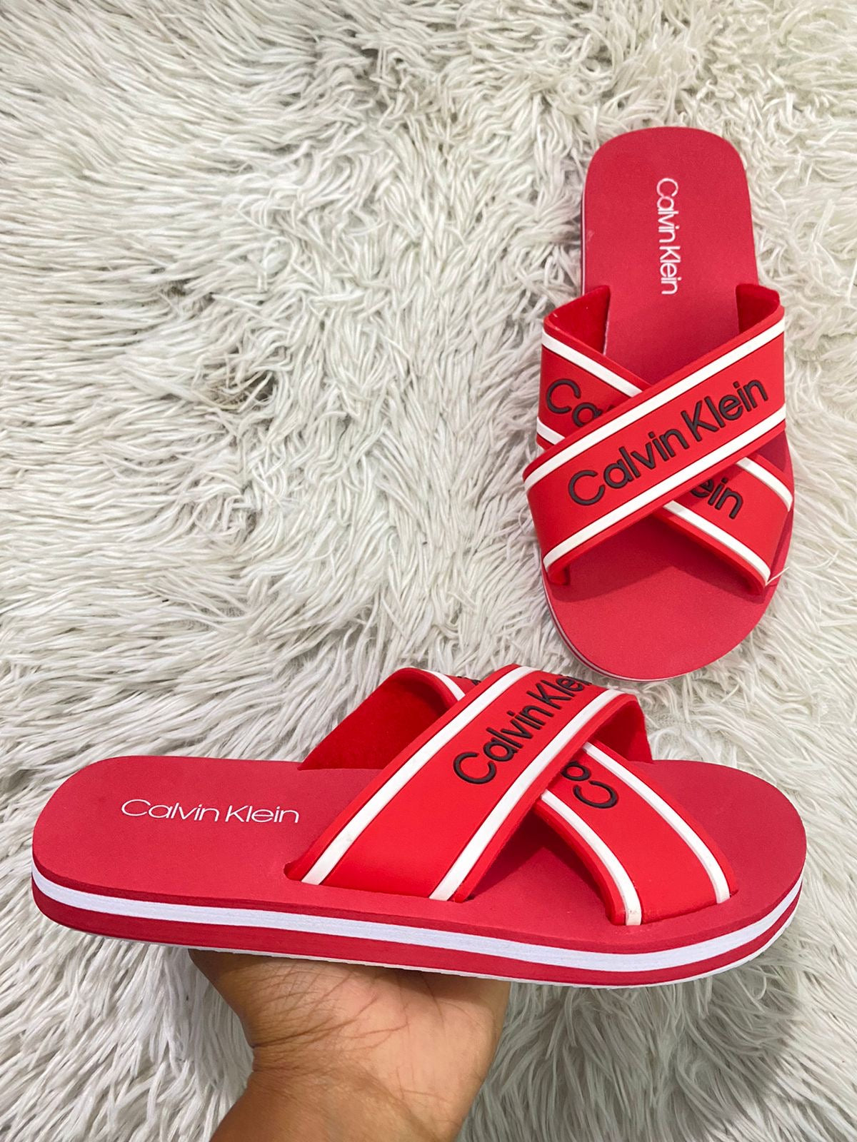 Sandalias Calvin Klein original roja con letras CALVIN KLEIN en negro .