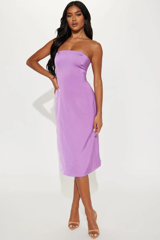 Vestido color lavender morado, Escote recto elegante. Diseño sin mangas. Cierre trasero con zipper