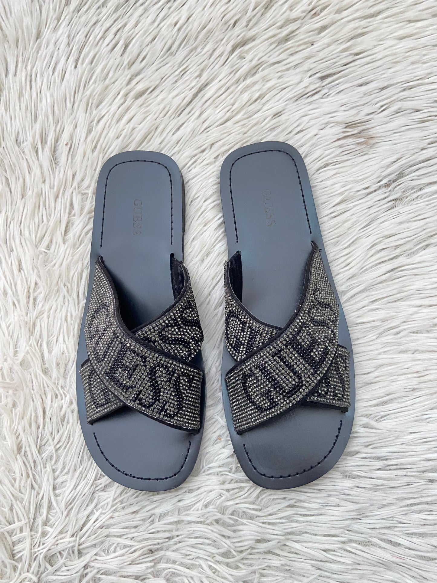 Sandalias GUESS original negra con brillos en la parte delantera y letras GUESS.