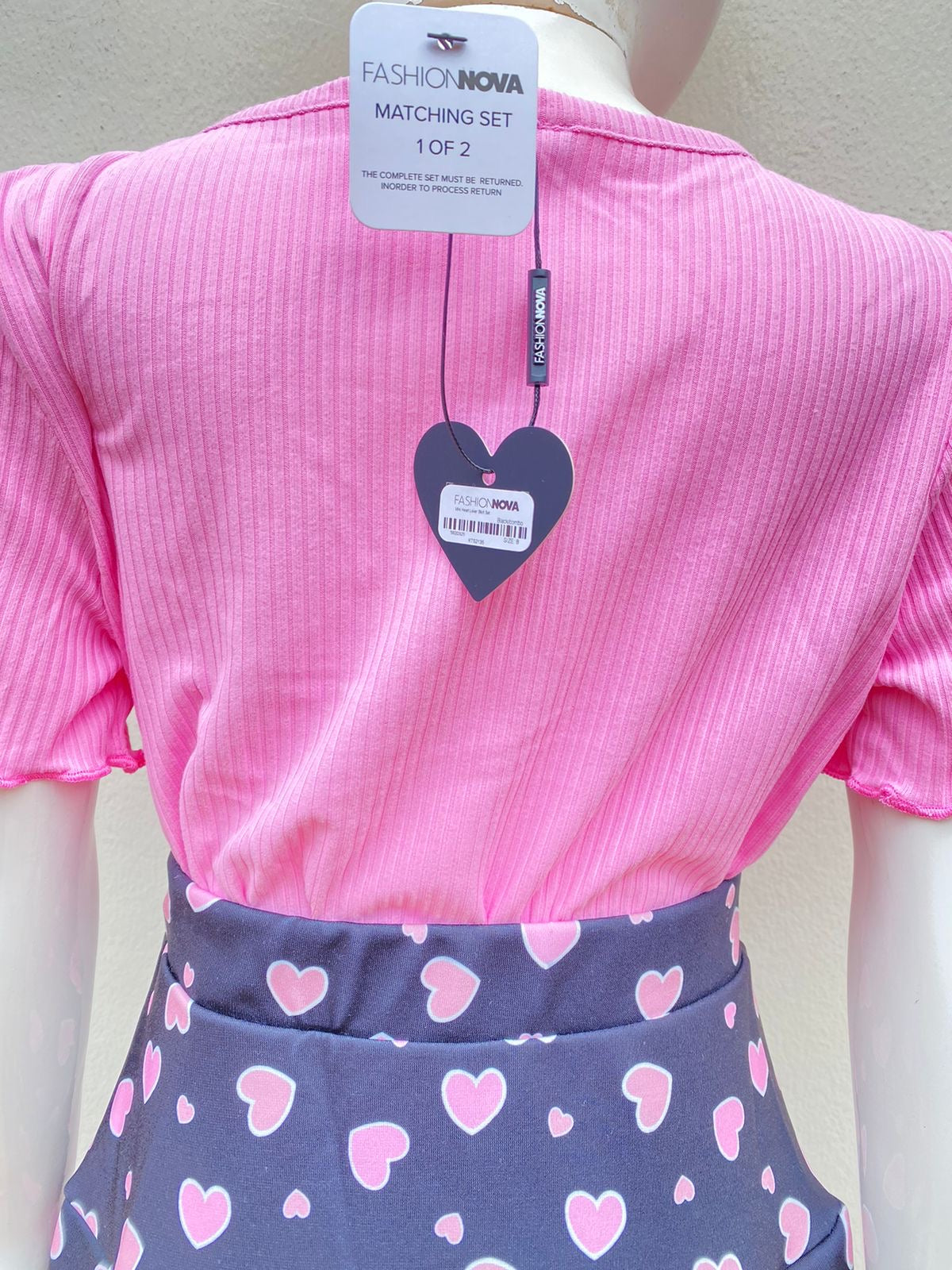 Conjunto Fashion Nova original de falda y top, rosado con negro y corazones en rosado.