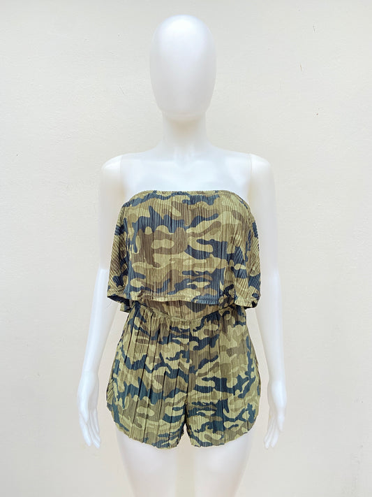 Enterizo, verde con estampado de militar, strapless.