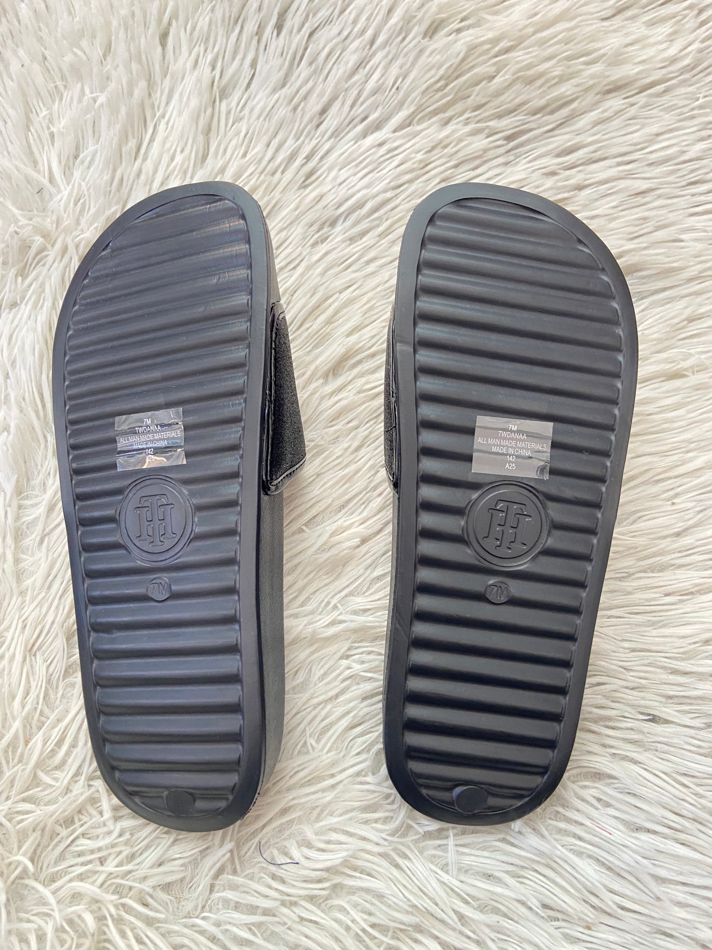 Sandalias TOMMY HILFIGER original, negra con TH en frente con brillos en color negro.